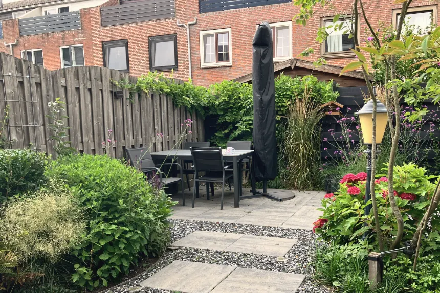 Na: met borders, een pad van stapstenen in grind en een terras
