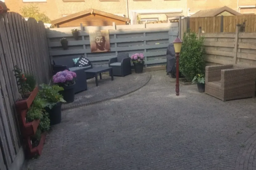 Voor: Achtertuin met klinkers
